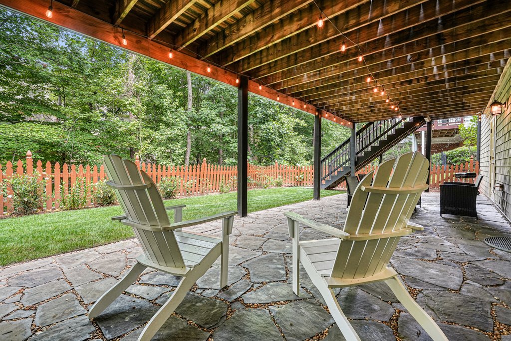 Covered patio with seating at 10470 Stanyan St